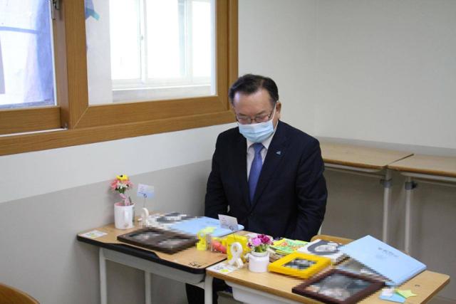 김부겸 전 더불어민주당 의원이 27일 안산 단원구 '4·16 기억저장소'를 찾아 학생들의 책상을 살펴보고 있다. 김 전 의원 페이스북