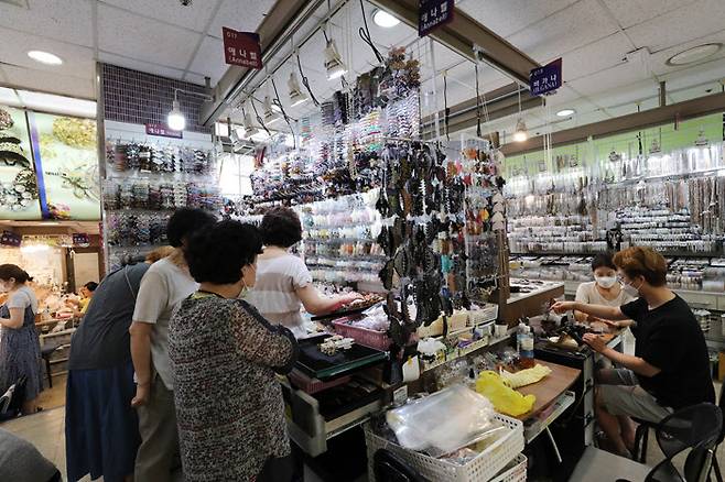 코로나로 하늘길이 막히며 수출이 급감했지만 다행히도 국내소비자의 발길이 끊기지 않고 있다. /이진한기자