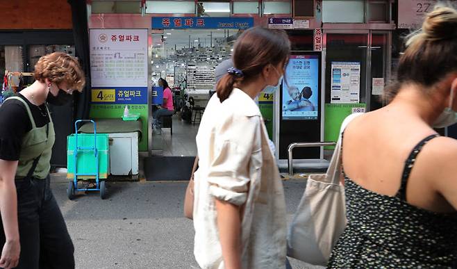 아직은 남대문시장이 코로나 이전과는 요원하다. 하지만 전통시장으로의 명성은 하루 아침에 쌓을 수도 없지만 그리 쉽게 잊혀질 수 없다. 그안에 악세사리 시장 역시 자리하고 있다. /이진한기자