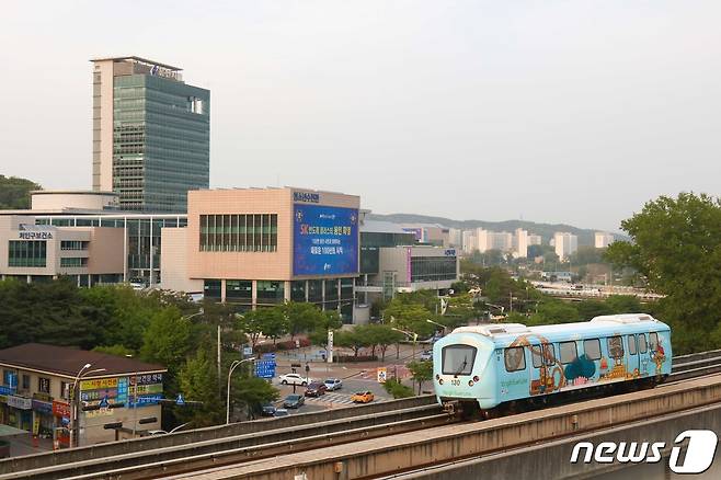 용인경전철이 시청 앞을 지나가고 있다.(용인시 제공) © News1 김평석 기자