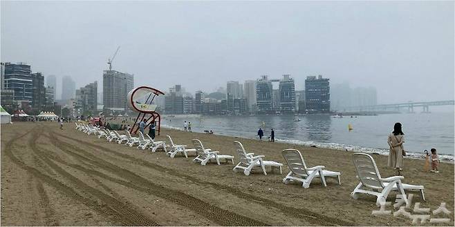 비 내리는 부산 광안리해수욕장(사진=박진홍 기자)