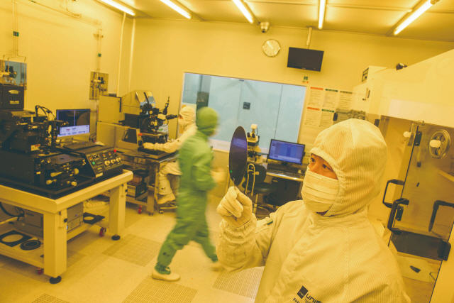 1,000㎡ 규모의 클린룸을 갖춘 UNIST 나노소자공정실에서 연구원들이 반도체 소자를 연구하고 있다./사진제공=UNIST