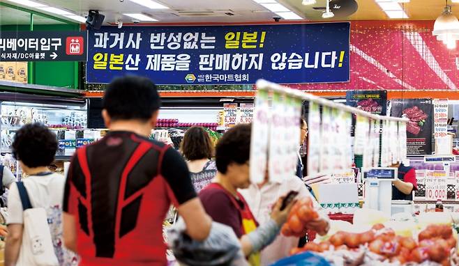 일본의 수출규제를 계기로 국내에서 일본 제품에 대한 불매운동 여론이 퍼지는 가운데, 지난해 7월9일 서울 은평구의 한 식자재 마트에 '일본 제품을 팔지 않는다'는 안내문이 걸려 있다. ⓒ 시사저널 최준필