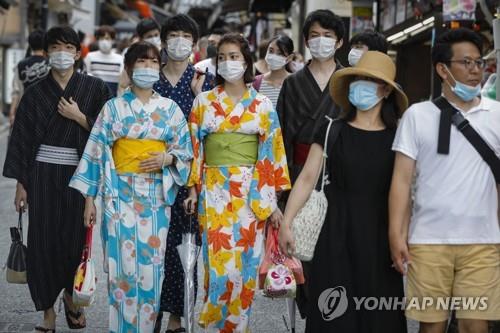 일본 공휴일인 지난 23일 교토(京都) 거리를 관광하는 기모노 차림의 행인들. [EPA=연합뉴스 자료사진]