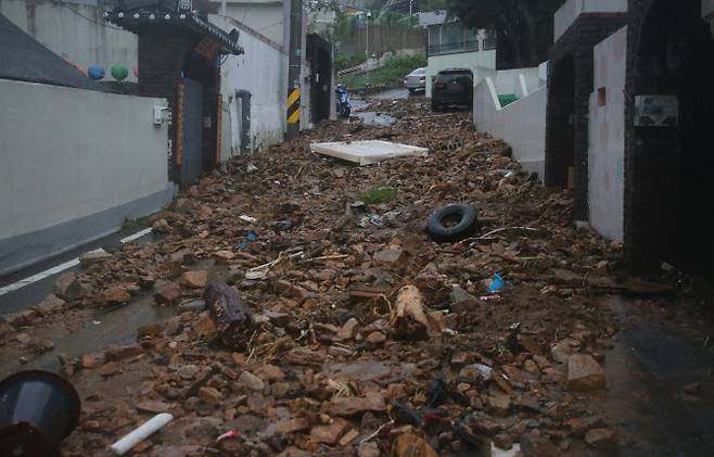 대전지역에 호우경보가 발효된 30일 오전 대전 중구 부사동에서 산사태가 발생 낙석이 주택가까지 쏟아져 있다. (사진=뉴스1)
