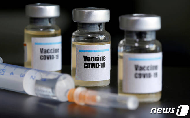 신종 코로나바이러스 감염증(코로나19) 백신 개발 후에도 항체 지속력이 떨어져 매년 백신 접종을 맞을 수도 있다는 의견이 나왔다. © 로이터=뉴스1