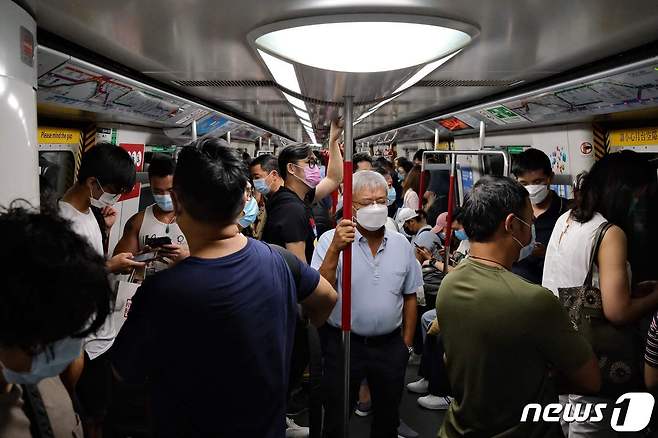 홍콩 시민들이 모두 마스크를 쓴 채 지하철을 타고 있다. © AFP=뉴스1