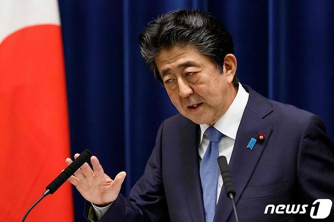 아베 신조 일본 총리가 도쿄 총리관저에서 기자회견을 열고 았다. © AFP=뉴스1 © News1 우동명 기자