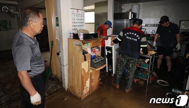 대전지역에 폭우피해가 속출한 30일 오후 대전 동구 가양동 도로변에 위치한 상점에 침수 피해가 발생해 상인 및 자원봉자사들이 복구작업을 하고 있다. 이 날 충청지역에 천둥·번개를 동반한 시간당 100mm 이상의 폭우가 쏟아지면서 주택과 도로가 침수되는 등 크고 작은 피해가 잇따랐다. 2020.7.30/뉴스1 © News1 장수영 기자