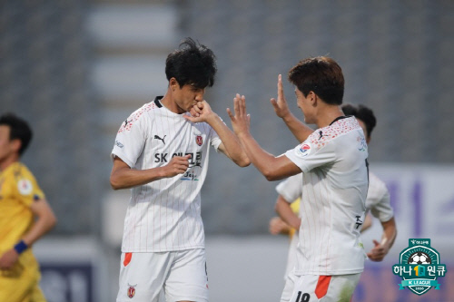 정조국(왼쪽)과 주민규. 제공 | 한국프로축구연맹