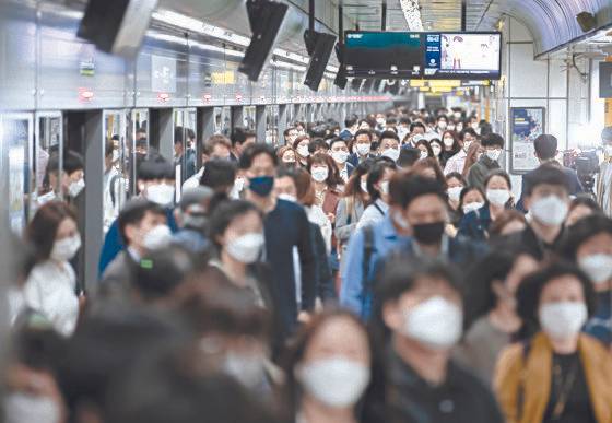 대중교통 이용시 생활 속 거리두기 방안이 실시된 지난 5월 13일 오전 서울 광화문역에서 시민들이 마스크를 착용한 채 역을 나서고 있다. 연합뉴스