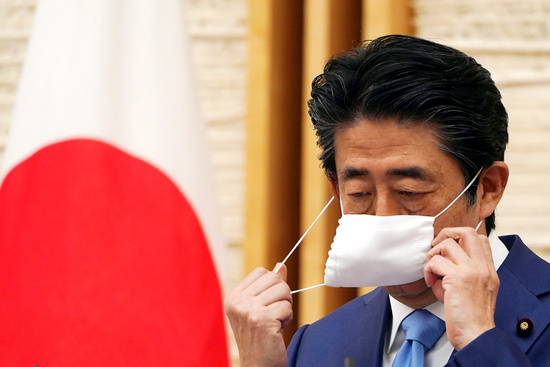 일본 정부가 한국에 대한 입국금지 조치를 풀기로 한 가운데 코로나 감염자가 급증하고 있어 확산 우려를 낳고 있다. /사진=로이터