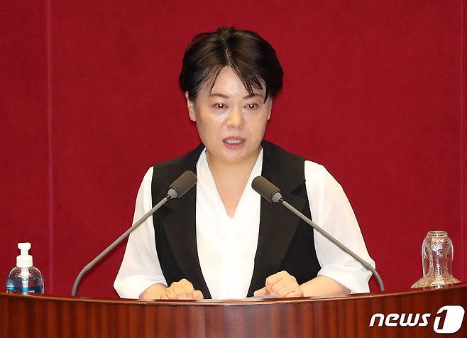 윤희숙 미래통합당 의원이 30일 오후 서울 여의도 국회에서 열린 제380회국회(임시회) 제7차 본회의에서 자유발언을 하고 있다. 2020.7.30/뉴스1 © News1 박세연 기자
