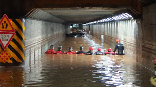 지난 23일 밤 부산 동구 초량 제1지하차도 터널 구간 안에서 소방 구조대원들이 빗물에 빠진 차량 안 사람들을 구하기 위한 구조활동을 펼치고 있다. /부산경찰청 제공