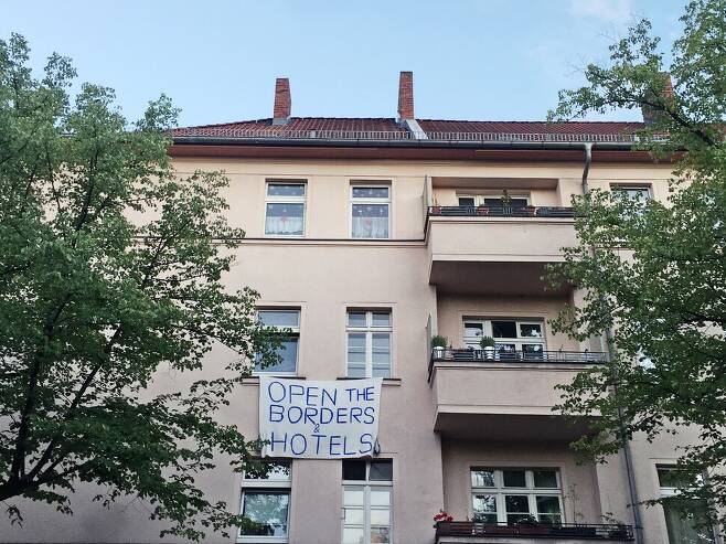 독일 곳곳에서 시민들이 '난민에게 국경과 호텔을 열라’는 문구를 쓴 펼침막을 내걸고 있다. 채혜원 제공