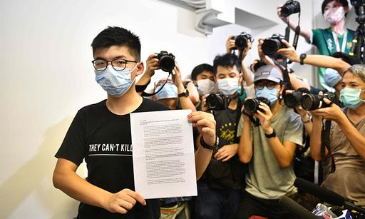 홍콩 우산 혁명이 주역인 조슈아 웡이 31일 기자회견에서 오는 9월의 입법회(의회) 선거에 출마할 자격이 없다는 선거관리위원회의 통보서를 들어보이고 있다. 홍콩=AFP연합뉴스