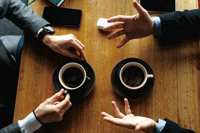 상사와 구체적인 걱정거리를 논의하면 타협점이나 해결책을 찾을 수 있다. ⓒfreepik