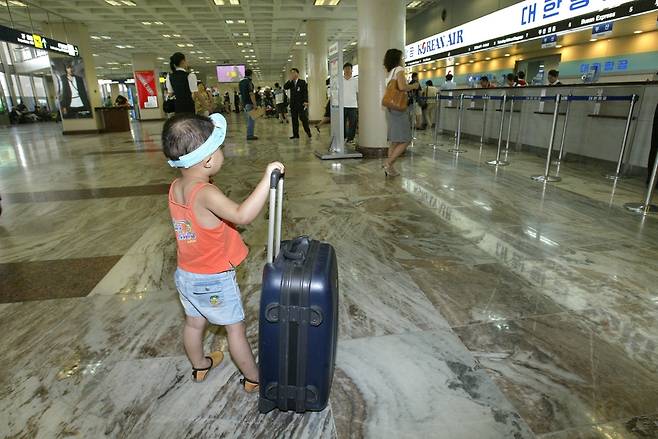 휴가철 어디로 갈까. 2004년 김포공항 성연재 기자