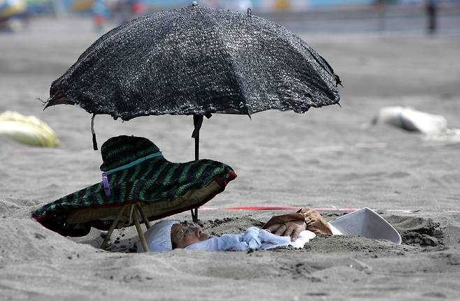 해수욕장 모래찜질. 2006년 제주 삼양해수욕장 김호천 기자