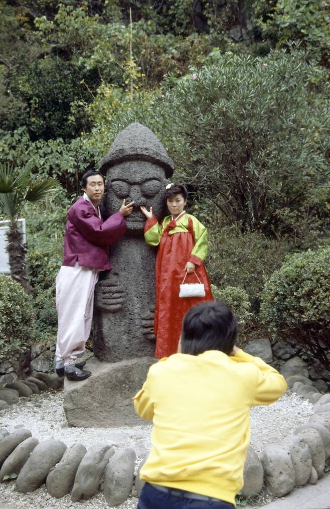 돌하르방과 신혼부부. 1984년 제주 연합뉴스 자료사진