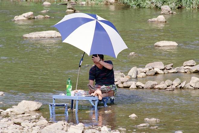 장흥유원지 피서객. 1992년 경기도 양주군 장흥유원지 계곡 조보희 기자