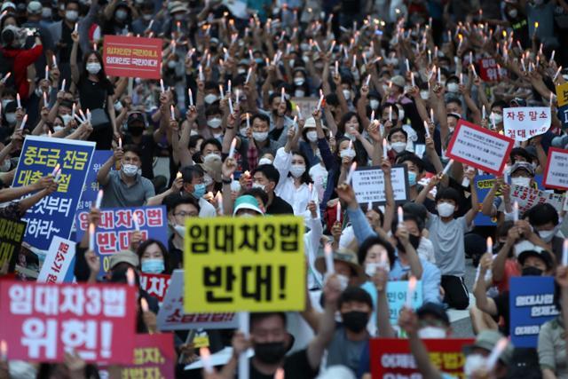 정부의 고강도 부동산 규제에 반발하는 시민들이 25일 저녁 서울 중구 예금보험공사 앞에서 부동산 규제정책 반대, 조세저항 촛불집회’를 하고 있다. 뉴스1