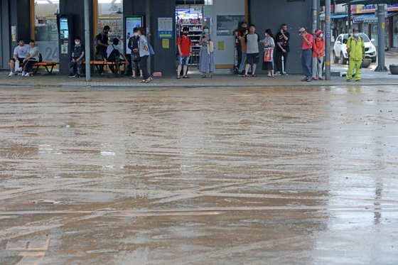 2일 오전 경기도 안성시 일죽시외버스터미널 일대가 폭우로 인한 토사로 덮여 있다. 뉴스1