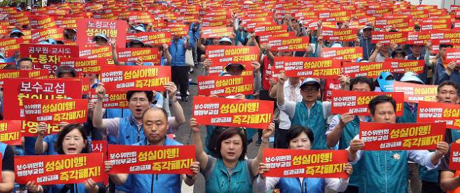 대한민국공무원노동조합총연맹, 전국공무원노동조합, 전국교직원노동조합은 작년 7월17일 청와대 앞에서 열린 결의대회 투쟁결의문에서 “공직사회의 비정상적인 임금과 처우 개선을 위한 투쟁에 적극 나설 것”이라고 밝혔다. 연합뉴스 제공