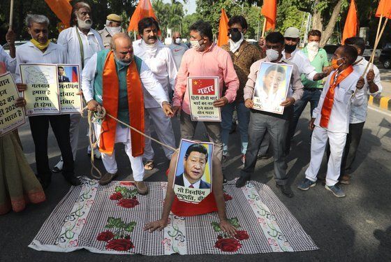 인도에선 반중 시위가 계속 이어지고 있다. 한 시위에선 시진핑 중국 국가주석의 사진을 얼굴에 쓴 한 인도인이 목줄을 한 채 무릎을 꿇고 있는 모습을 보였다. [EPA=연합뉴스］