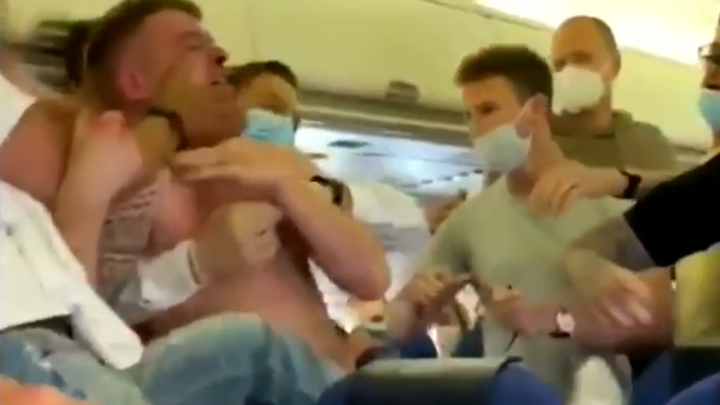 “마스크 쓰기 싫다니까!”…여객기서 몸싸움 후 체포된 英 휴가객들
