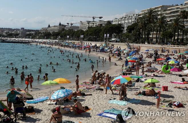해변에서 여유 즐기는 프랑스 시민들 (칸 로이터=연합뉴스) 프랑스에서 신종 코로나바이러스 감염증(코로나19) 발생 후 지난 7월8일(현지시간) 칸의 크루아제 해변에서 시민들이 화창한 날씨를 즐기고 있다. daeuliii@yna.co.kr