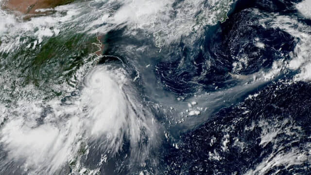 일본 기상 위성 히마와리 8호가 태풍 하구핏의 모습과 니시노시마 화산이 분출하는 모습을 포착했다. (사진=CIRA/RAMMB/일본기상청)
