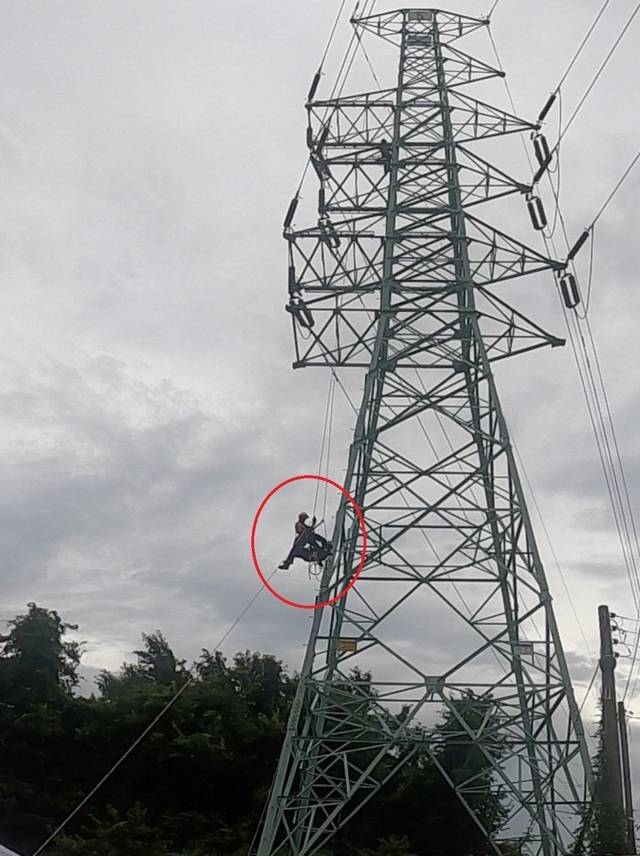 안동소방서 119구조대가 40여m 높이의 고압 송전탑에서 작업 중 감전사고로 의식을 잃은 A씨를 구조하고 있다. 뉴시스