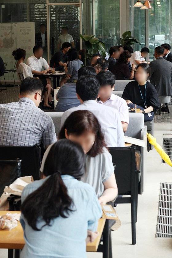 서울시 강남구 커피전문점에서 신종 코로나바이러스 감염증(코로나19) 확진자가 연일 발생하고 있는 가운데 서울 시내 한 커피전문점에서 시민들이 커피를 마시고 있다. 뉴스1