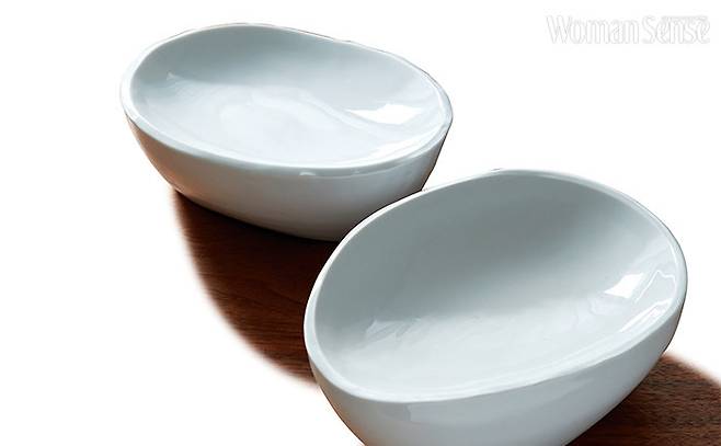 구매한 지 15년은 넘은 그릇으로 입체적인 구조와 디자인이 멋스러운 이창화 작가의 작품. 아끼는 만큼 자주 사용한다. 손님 오실 때 웰컴 드링크와 안주를 담아내거나, 떡 같은 후식을 담아 내는데 쓴다.