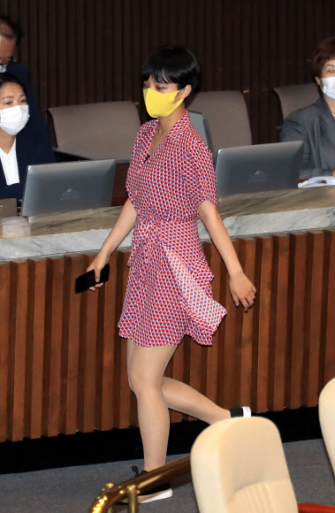 분홍색 원피스를 입은 정의당 류호정 의원이 지난 4일 국회 본회의에 참석하고 있다.연합뉴스