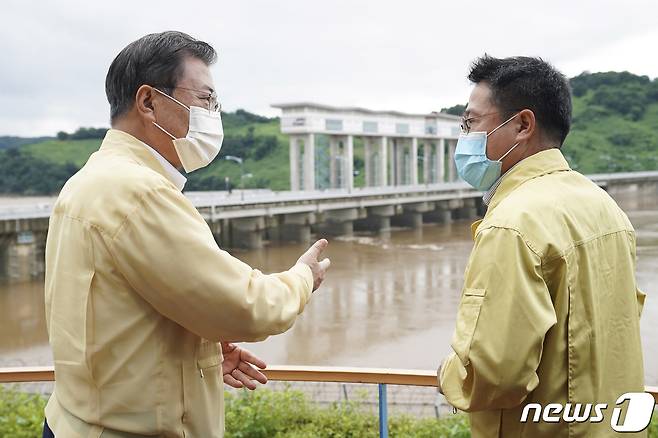 접경지역 호우 피해현장 방문에 나선 문재인 대통령이 6일 오후 경기도 연천군 군남 홍수조절댐을 방문, 권재욱 한국수자원공사 연천·포천지사장과 운영상황 및 조치사항 등에 대한 대화를 나누고 있다. (청와대 제공) 2020.8.6/뉴스1