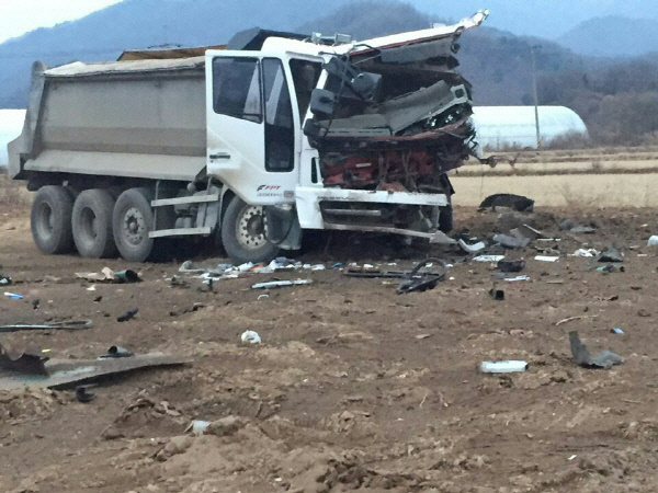 2016년 11월 30일 강원 철원군 근남면 풍암리 논에서 대전차 지뢰가 폭발해 40대 운전자가 숨지고, 트럭이 크게 파손됐다. 독자제공