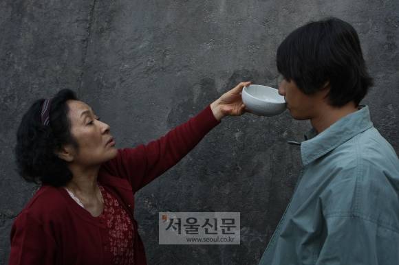 2009년 봉준호 감독의 영화 ‘마더’에 출연한 김혜자