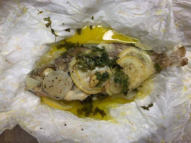 준비한 생선을 호일과 은박지 등으로 감싼 뒤 예열된 오븐에 넣은 뒤 꺼낸다. 이용재 제공