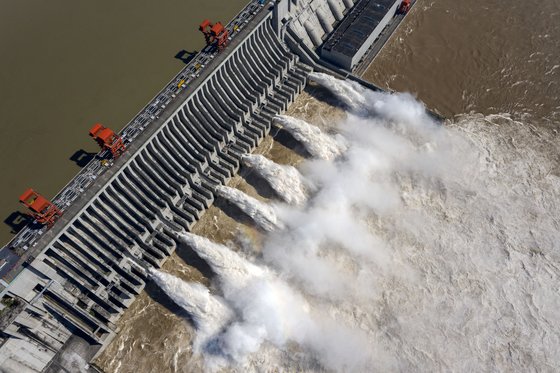 중국은 최근 2달 이상 홍수에 시달렸다. 사진은 지난 2일 중국 싼샤댐에서 물이 방류되고 있는 모습. [신화=연합뉴스]