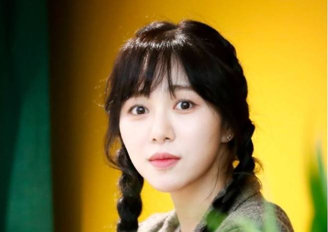 그룹 AOA 출신 배우 권민아가 다시 극단적인 시도를 했다. 이날 권민아는 FNC 대표와 AOA 멤버인 신지민, 한성호, 김설현 총 세명에 '쓰레기 같은 사람' 이라며 비판했다. /사진=뉴스1 DB