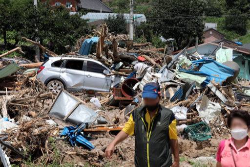 전날 하천 범람으로 물에 떠다니다가 지붕 위로 올라간 뒤 내려오지 못한 것으로 보인다. 같은 날 전남 담양군 무정면 봉안리마을이 주택과 차량 등이 매몰돼 처참한 모습을 보이고 있다. 담양=뉴스1