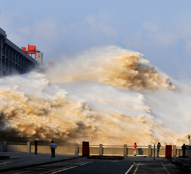 중국 후베이성 싼샤댐 수문에서 7월 25일 모든 것을 삼켜버릴 듯한 거대한 물줄기가 방류되고 있다. [신화=뉴시스]