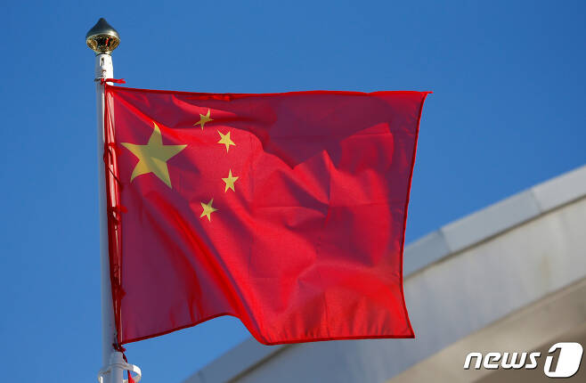 벨라루스 수도 민스크의 벨엑스포 전시장에 걸린 중국 국기 '오성홍기'가 펄럭이고 있다. © 로이터=뉴스1 ©