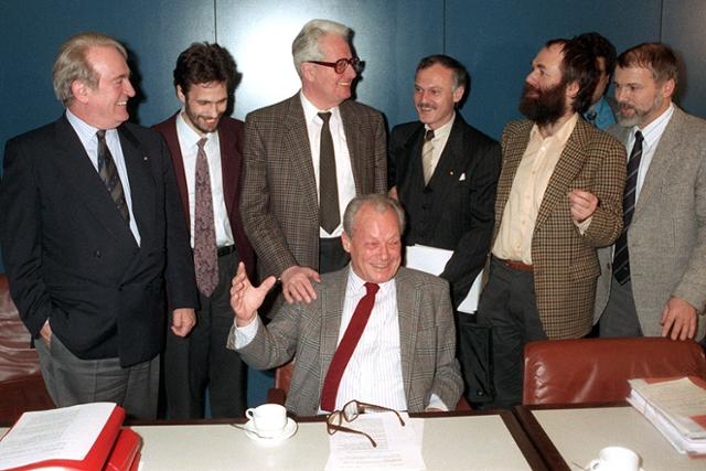 빌리 브란트(가운데) 전 서독 총리를 중심으로 맨 왼쪽은 1998년에 독일 대통령이 된 서독 사민당 지도자 요하네스 라우, 오른쪽에서 두번째는 마르쿠스 메켈은 동독 사민당의 당수로서 1990년 4월에서 8월까지 동독 정부(아직 통일되기 전)의 외무부장관을 역임한 대표적 동독 사민당 정치가.