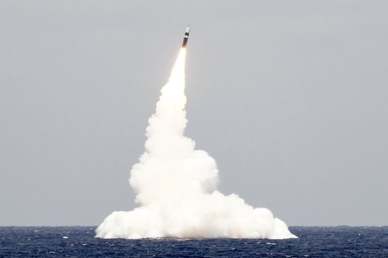 지난해 5월 미국 해군 잠수함에서 잠수함발사탄도미사일(SLBM)인 트라이던트2 D5 미사일을 시험 발사하는 모습. [미국 해군 홈페이지]