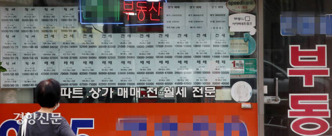 끝도 없이 오르네 서울 노원구의 한 부동산중개소 창문에 10일 전·월세와 매매 시장에 나온 매물 안내문이 가득 붙어 있다.  김기남 기자 kknphoto@kyunghyang.com