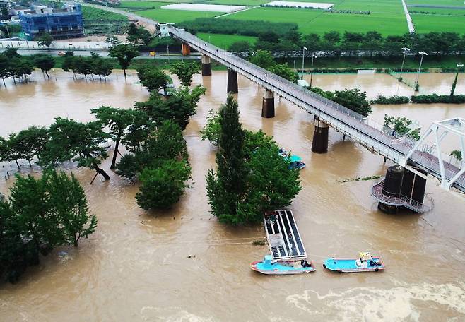 8일 오후 경남 하동군 하동읍 하늘에서 바라본 섬진강에 붉은 황토물이 거칠게 흘러가고 있다. / 사진=뉴시스