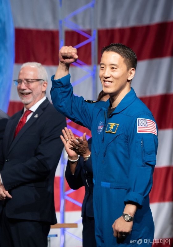 첫 한국계 미국인 우주비행사 조니 김(Jonny Kim)의 트위터 계정에 올라온 나사(NASA) 수료식 현장에서의 모습. /사진=조니 김 트위터